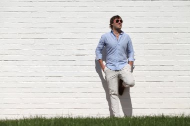 mavi gömlekli genç adam 