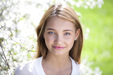 güzel genç kız çiçek açan ağaçlar bahar gard içinde yanında ayakta