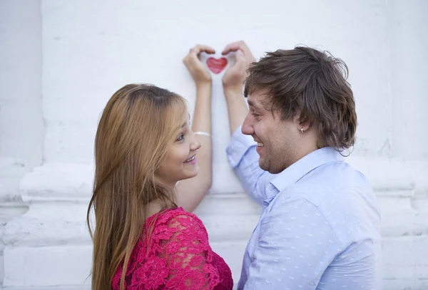 Coppia innamorata e un simbolo di amore - cuore rosso — Foto Stock