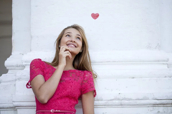 사랑과 사랑-붉은 심장의 상징에 행복 한 여자 — 스톡 사진