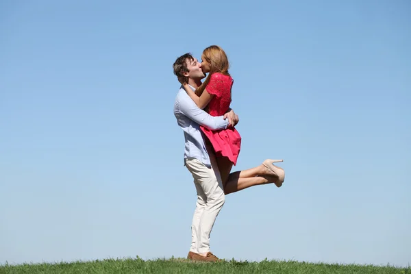 Jovem casal feliz no céu azul — Fotografia de Stock