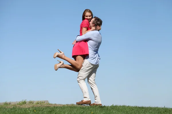 Unga lyckliga paret på blå himmel — Stockfoto
