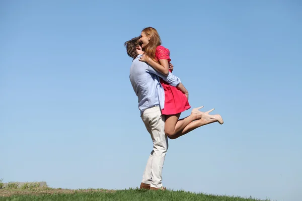 Jovem casal feliz no céu azul — Fotografia de Stock