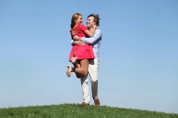 Unga lyckliga paret på blå himmel — Stockfoto