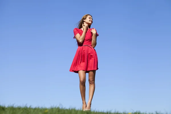 Mujer joven sexy en vestido sexy rojo — Foto de Stock