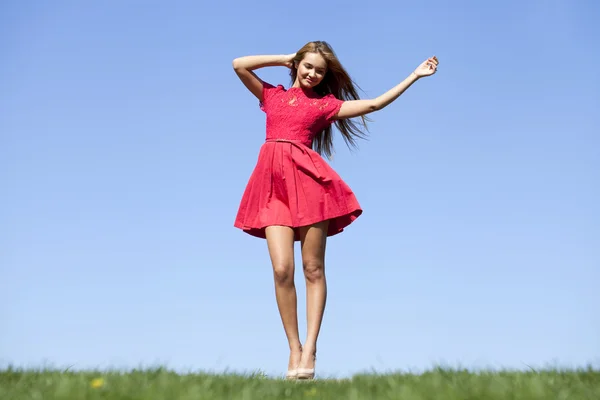 Mujer joven sexy en vestido sexy rojo — Foto de Stock