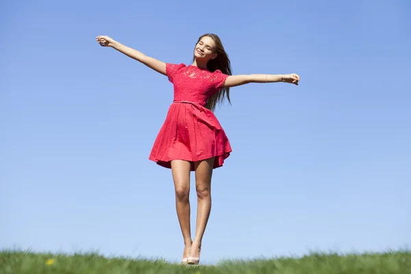 Mujer joven sexy en vestido sexy rojo — Foto de Stock