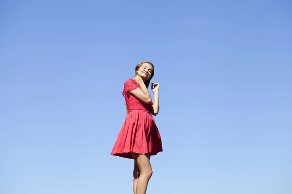 Mujer joven sexy en vestido sexy rojo — Foto de Stock