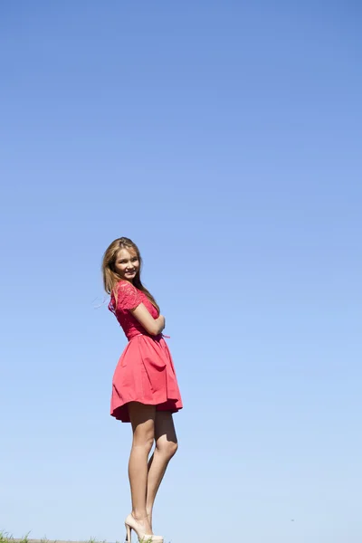 Sexig ung kvinna i röd sexig klänning — Stockfoto