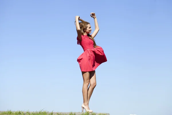 Sexig ung kvinna i röd sexig klänning — Stockfoto