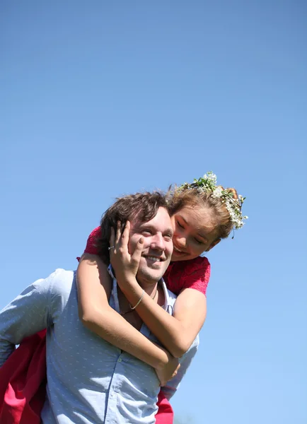 Pareja joven enamorada en el parque — Foto de Stock