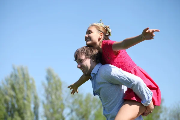 Junges verliebtes Paar im Park — Stockfoto