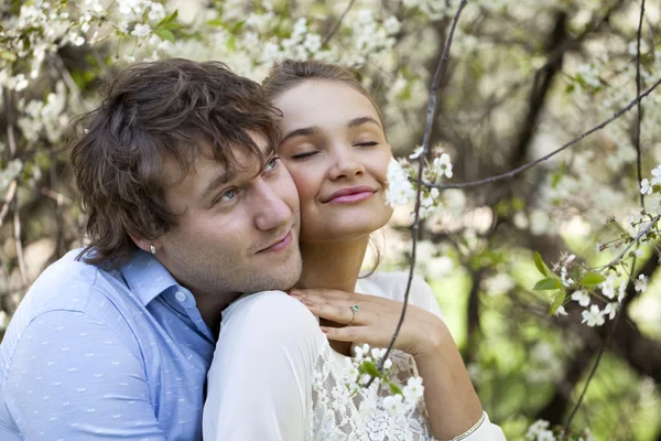 拥抱的夫妇，在春天自然特写肖像 — 图库照片