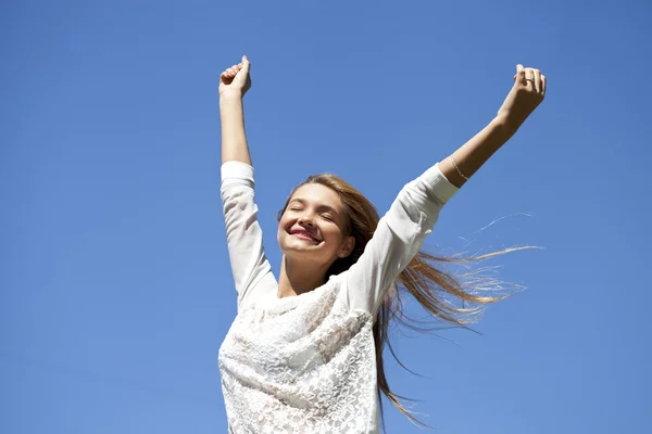 Vista hacia arriba de la joven mujer disfrutando de la vida — Foto de Stock