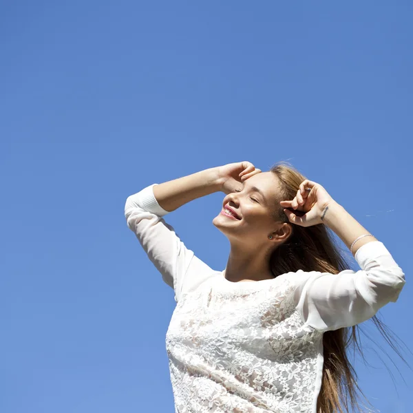 Upwards view of young woman enjoying life — Stock Photo, Image