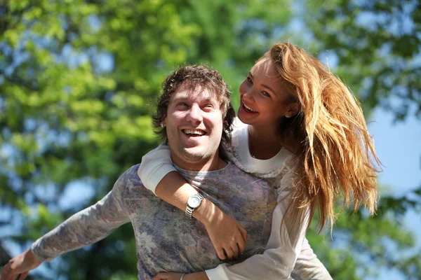 Unga par förälskade i parken — Stockfoto