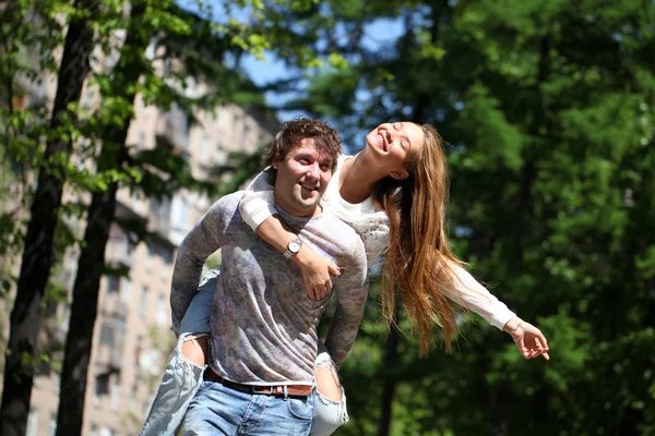 Unga par förälskade i parken — Stockfoto
