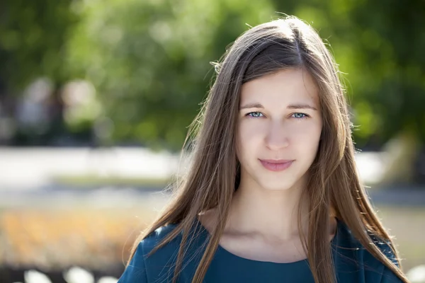 Attraktive junge Frau — Stockfoto