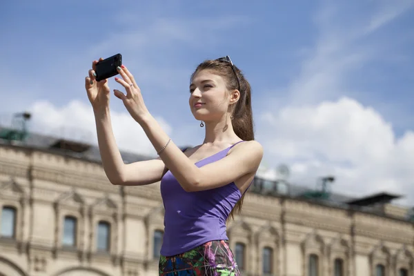 Telefonunuzda fotoğraf çekmek genç bir kadın — Stok fotoğraf