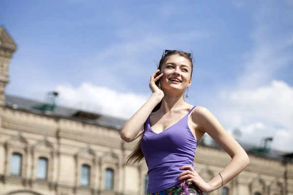 Portrét mladé atraktivní mladé ženy — Stock fotografie