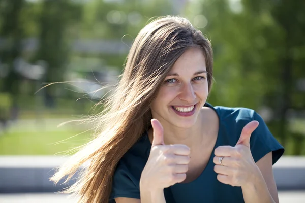 Portret van jonge aantrekkelijke jonge vrouw — Stockfoto