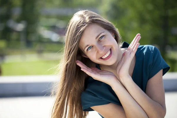 Attraktive junge Frau — Stockfoto