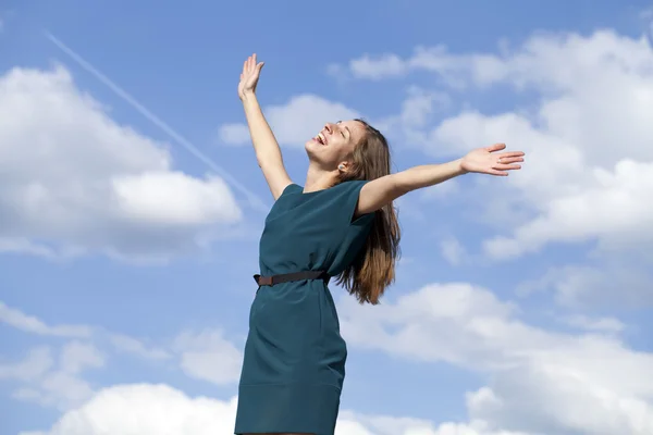 Jonge vrouw genieten van het leven — Stockfoto