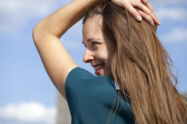 Aantrekkelijke jonge vrouw — Stockfoto