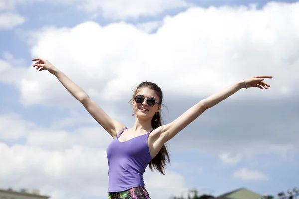 Mujer joven disfrutando de la vida — Foto de Stock