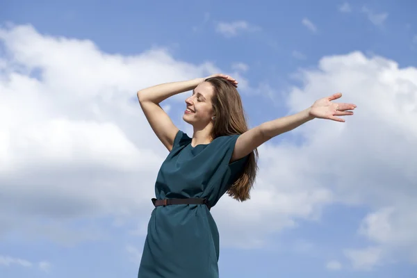 Jonge vrouw genieten van het leven — Stockfoto