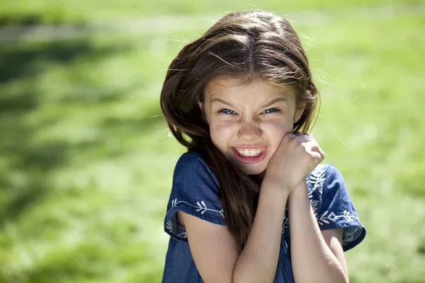 Porträtt av aggressiv liten flicka — Stockfoto