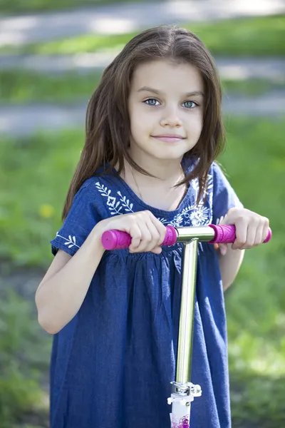 아름 다운 작은 소녀의 초상화 — 스톡 사진