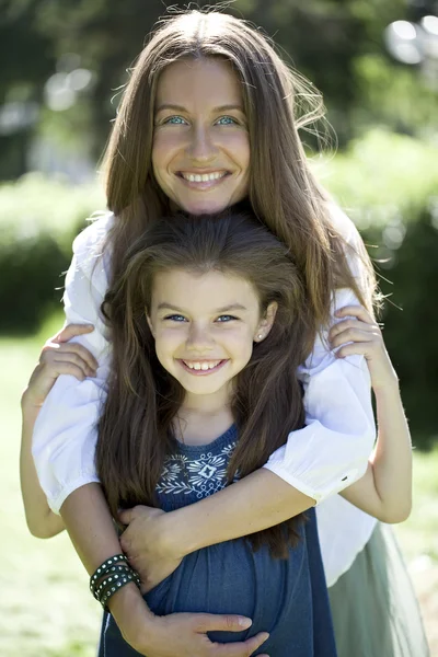 Bir anne ve kızın portresi — Stok fotoğraf