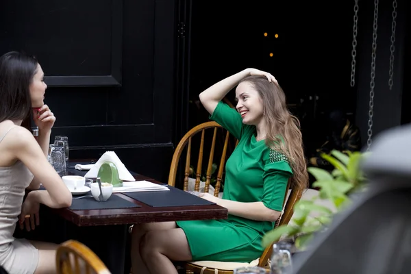 Duas mulheres sentadas no café com uma xícara de chá — Fotografia de Stock