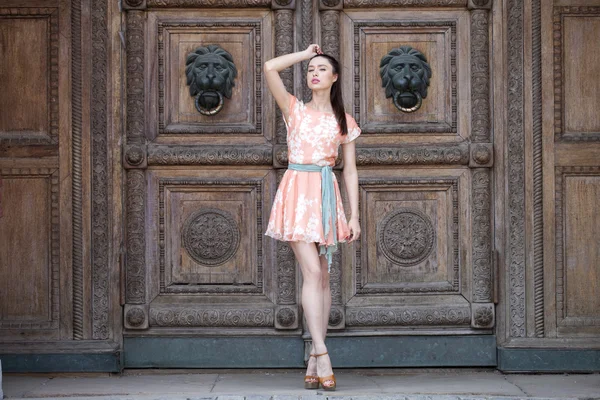 Sexig ung kvinna i rosa klänning — Stockfoto