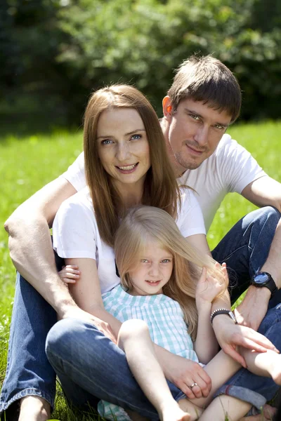 Parents heureux avec leur mignonne petite fille — Photo