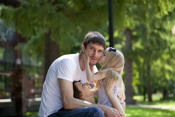 Gelukkige ouders met hun schattig klein meisje — Stockfoto