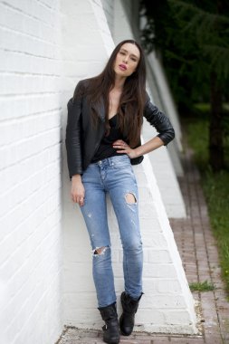 seksi kadın deri ceket ve kot