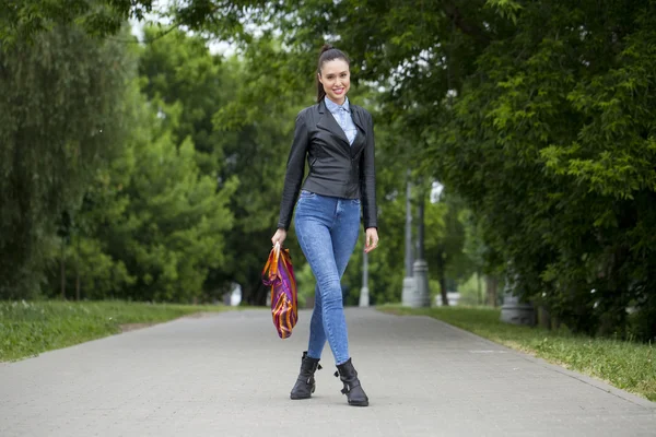 Молодая женщина гуляет на свежем воздухе — стоковое фото