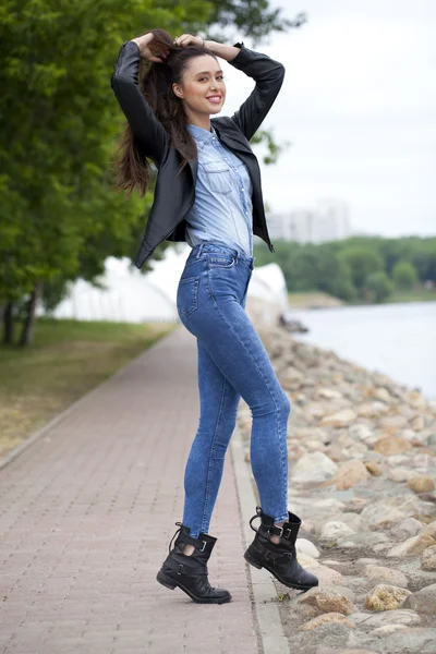 Jeune femme marche en plein air — Photo