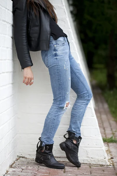 Enge weibliche Blue Jeans — Stockfoto