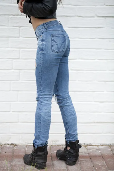 Vrouwelijke blue jeans sluiten — Stockfoto