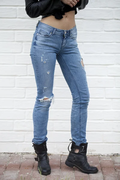 Enge weibliche Blue Jeans — Stockfoto