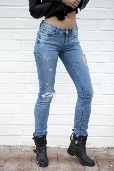 Vrouwelijke blue jeans sluiten — Stockfoto