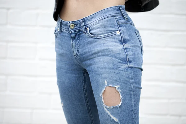 Zamknąć kobiece niebieski jeans — Zdjęcie stockowe