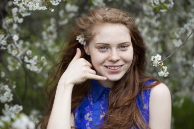 kadın bana işareti açık havada arama yapma 