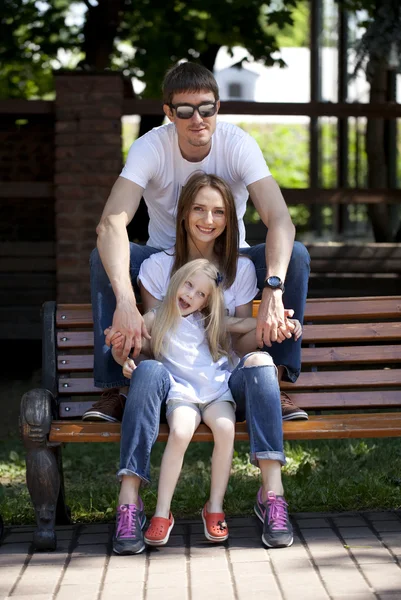그들의 귀여운 소녀와 함께 행복 한 부모 — 스톡 사진