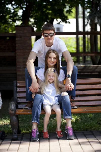Gelukkige ouders met hun schattig klein meisje — Stockfoto