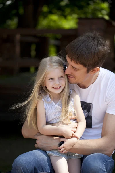 Lycklig far med sin söta lilla flicka — Stockfoto