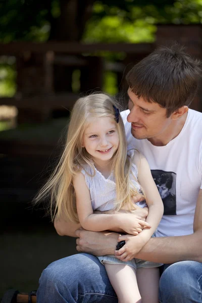 Gelukkig vader met hun schattig klein meisje — Stockfoto